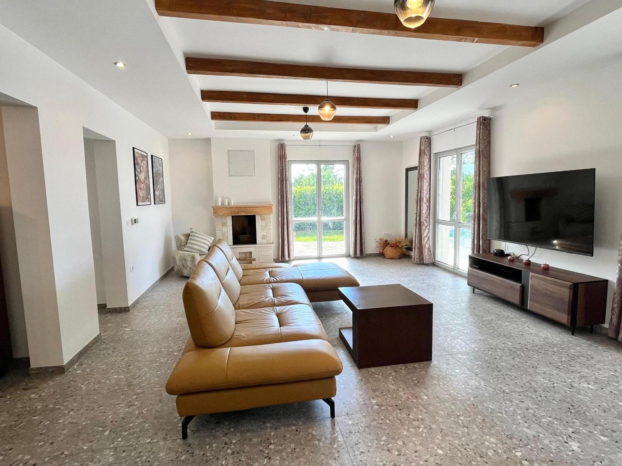 Franko Spacious House With A Pool Obrov