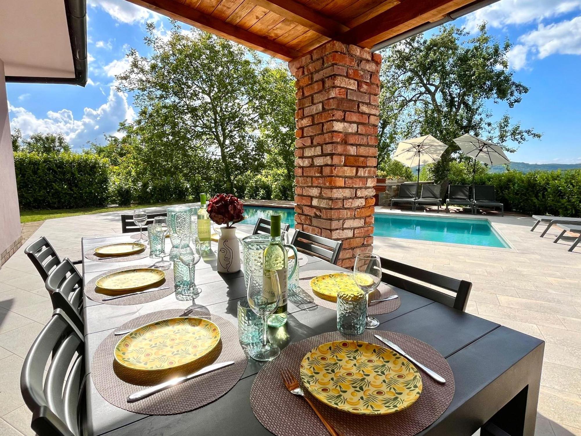 Franko Spacious House With A Pool * Obrov